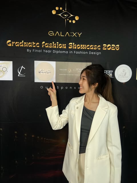 GALAXY Graduate Fashion Showcase 2026 赞助商背板前的合影